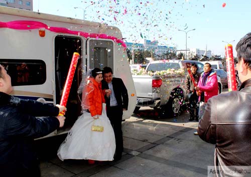 長春：拖著房車接媳婦（組圖）