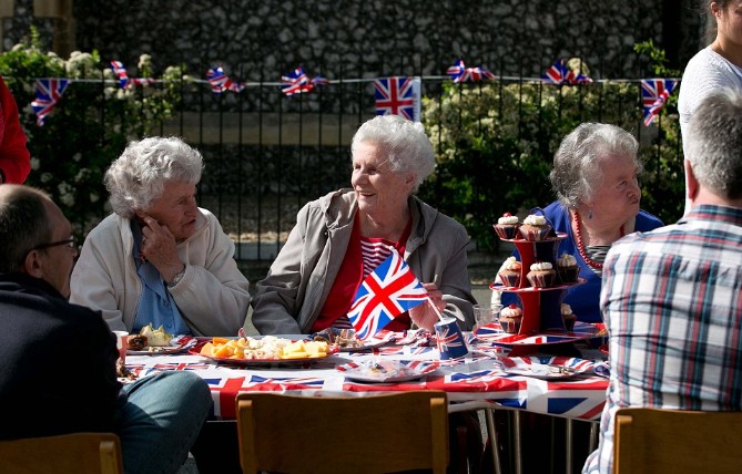 英民眾歡慶女王登基60年 旗幟飄揚、眼鏡蛋糕熱銷