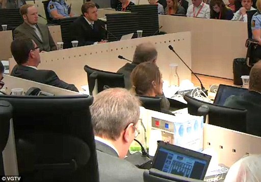 挪威槍案庭審再曝“丑聞” 法官聽證時玩紙牌游戲