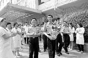 最美戰士康復出院 抬起受傷最重手臂敬軍禮