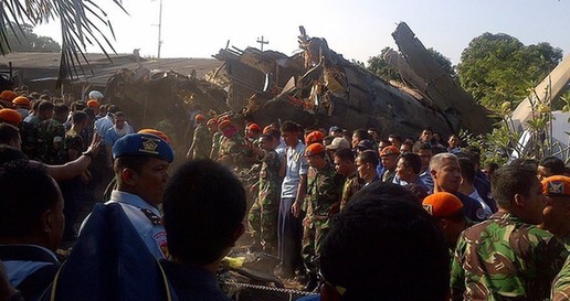 印尼空軍飛機墜入首都軍方住宅區(qū) 致10人死亡