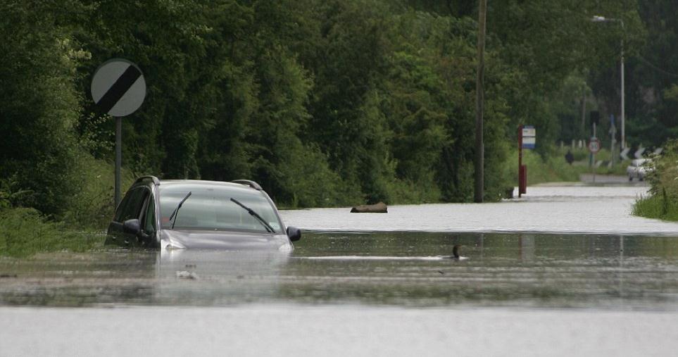 英國北部強降雨致數百棟房屋被淹 近百地區拉響洪水警報