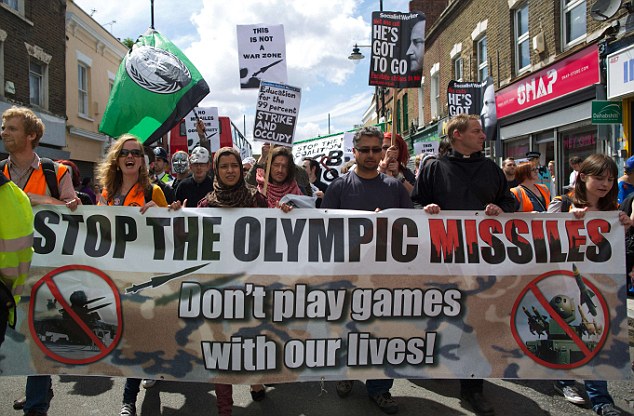 居民樓頂部署地空導彈 倫敦奧運安保計劃遭民眾抗議