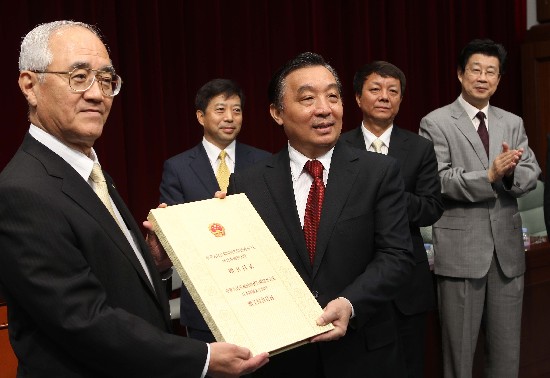 國(guó)新辦主任王晨為日本創(chuàng)價(jià)大學(xué)中國(guó)圖書館揭牌