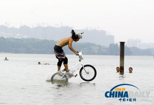 武漢極限運(yùn)動(dòng)愛(ài)好者“跳湖”度夏