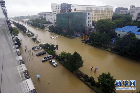 南方遭暴雨襲擊 城區(qū)可“看海”