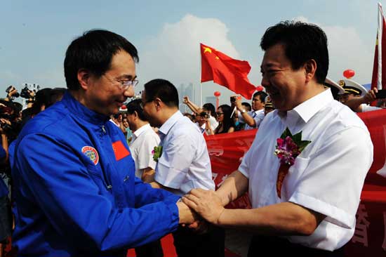 山東青島：“蛟龍”歸來(lái)