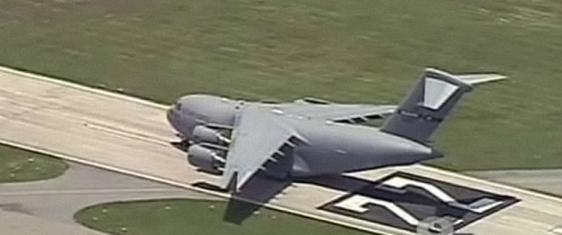 美大型軍用運(yùn)輸機(jī)錯(cuò)降小機(jī)場 在距離跑道盡頭三米處奇跡降落