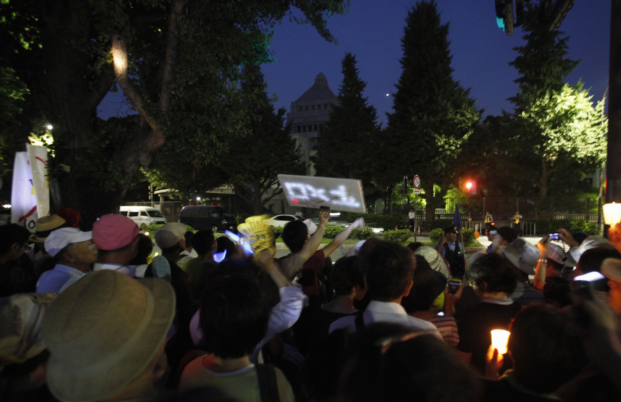 東京上演萬人燭光反核游行 內閣犯難綠黨誕生