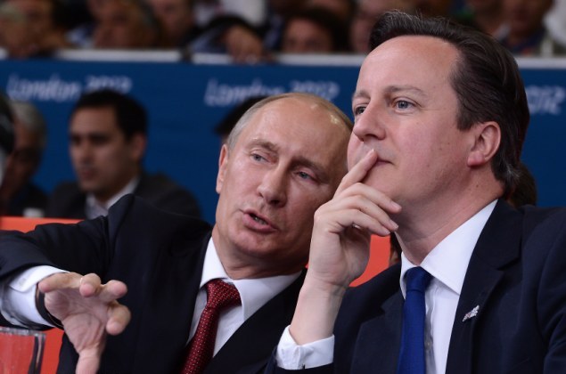 普京觀柔道比賽為卡梅倫當解說員 英首相再成“掃帚星”