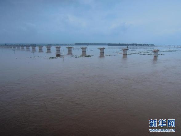 臺風(fēng)暴雨逼停京哈線70趟列車 沖鋒舟進(jìn)車站