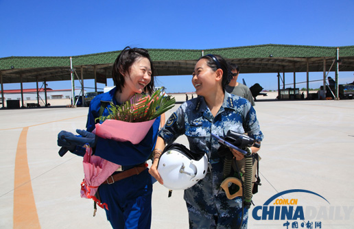 空軍女飛行員順利完成殲－10戰機首次單飛