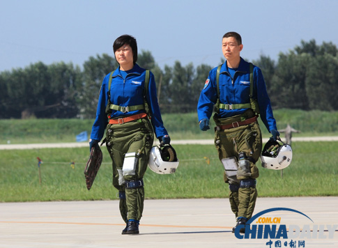 空軍女飛行員順利完成殲－10戰機首次單飛