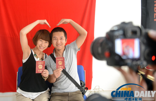 浪漫七夕 新人扎堆領結婚證拍婚紗照