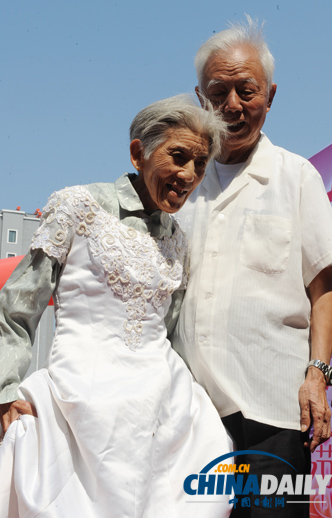 浪漫七夕 新人扎堆領結婚證拍婚紗照