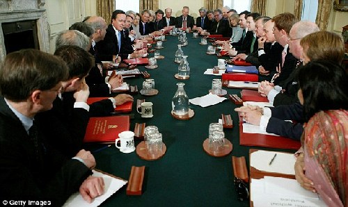 卡梅倫改組內(nèi)閣 成首位通過(guò)推特宣布人事任免英首相