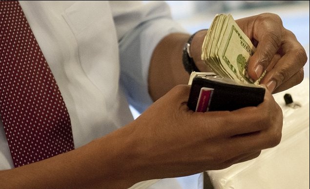 奧巴馬選情看好自掏腰包買熱狗 羅姆尼改口稱愿助全體美國(guó)人