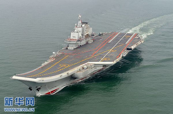 我國第一艘航空母艦正式交付海軍 胡錦濤登艦視察