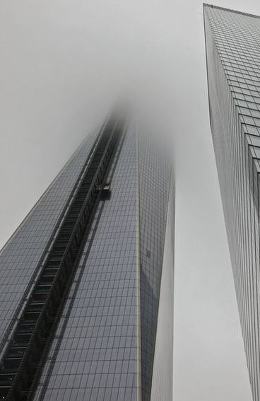 圖：紐約濃霧中化身空中之城 自由女神分外神秘