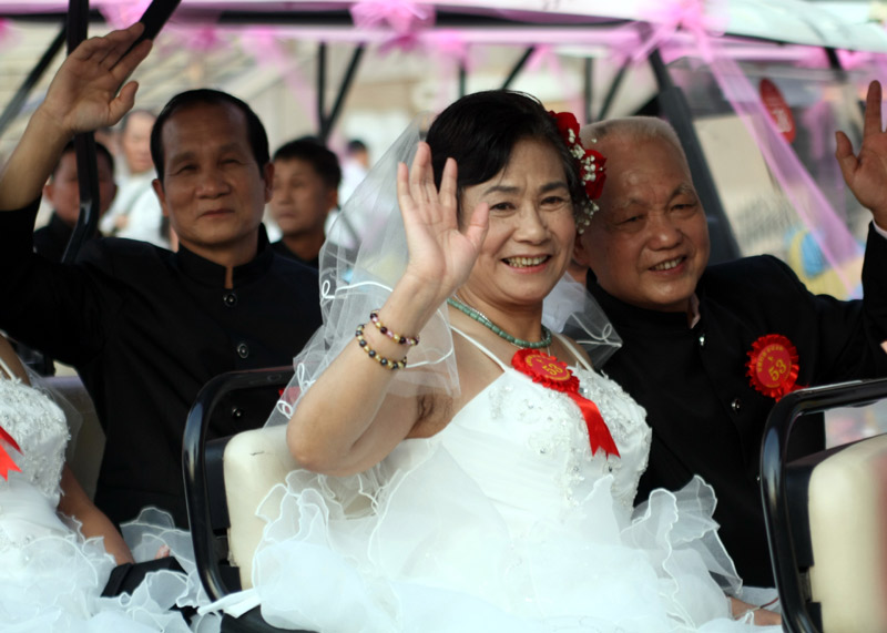 廣東古鎮(zhèn)舉辦首屆長者集體紀念婚禮