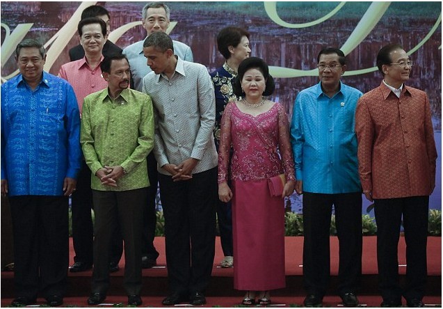 對奧巴馬不敬？美媒稱柬埔寨首相夫人行禮“留一手”
