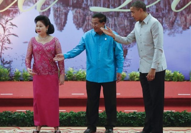 對奧巴馬不敬？美媒稱柬埔寨首相夫人行禮“留一手”