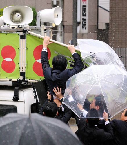 日本民主黨支持率持續(xù)萎縮 野田街頭演講險(xiǎn)些摔下車