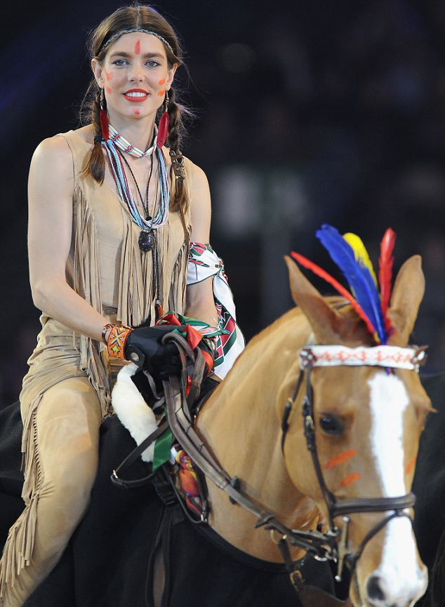 摩納哥公主扮印第安人參加馬術比賽 被指種族主義者