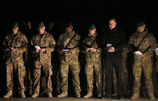 火雞、美食、桌球賽 卡梅倫突訪英駐阿基地與士兵共迎圣誕節