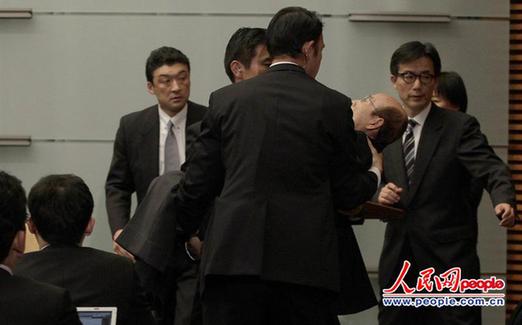 日本新任內(nèi)閣官房副長官在首相就任記者會上突然暈倒