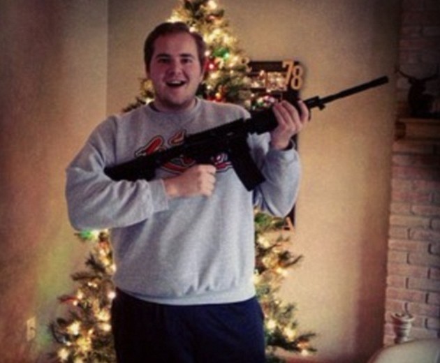 AR-15步槍在美熱銷 網民掀起持槍擺拍風