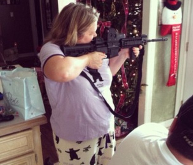AR-15步槍在美熱銷(xiāo) 網(wǎng)民掀起持槍擺拍風(fēng)