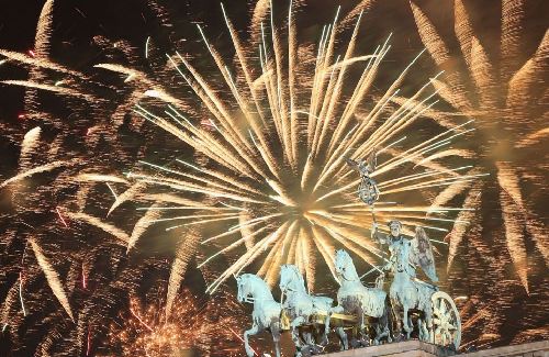 圖：悉尼炫彩焰火、時代廣場倒計時 世界各地迎喜新年
