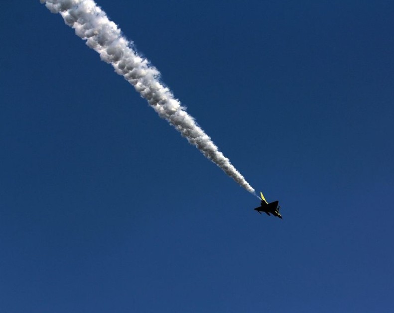 震撼！殲-10戰機試飛時空中放油[組圖]