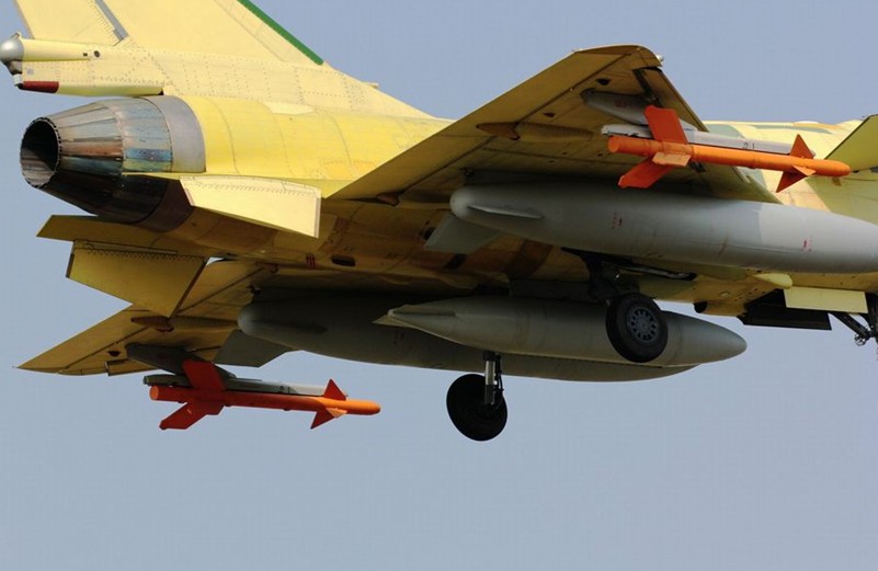 震撼！殲-10戰機試飛時空中放油[組圖]