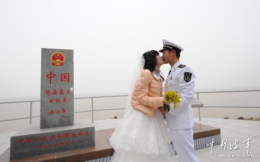 高清:美麗新娘登上海軍海島哨所完婚