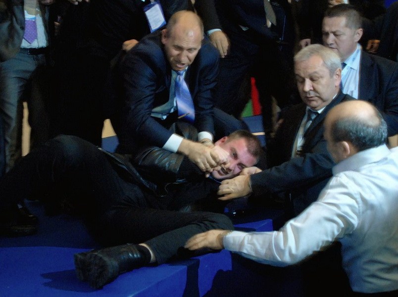 保加利亞政黨領袖演講遇驚險一刻 不明男子持槍指其頭