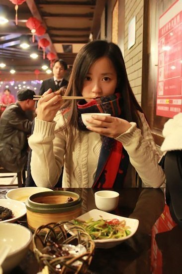 全國?；ㄅ判邪?清華女生酷似高圓圓
