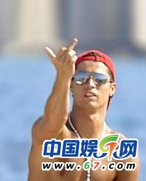 朱茵當眾摳腳范冰冰挖鼻孔 盤點中外明星不雅抓拍