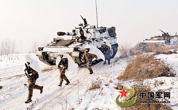 沈陽軍區(qū)某炮兵團冒嚴(yán)寒進行實彈射擊訓(xùn)練