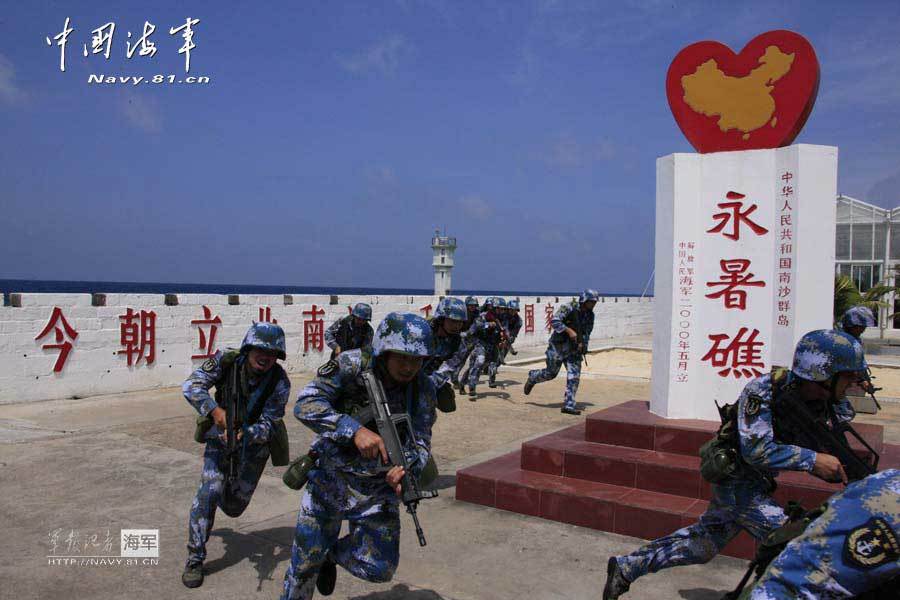 高清：駐永暑礁部隊(duì)用重機(jī)槍艦炮對海攻擊演練