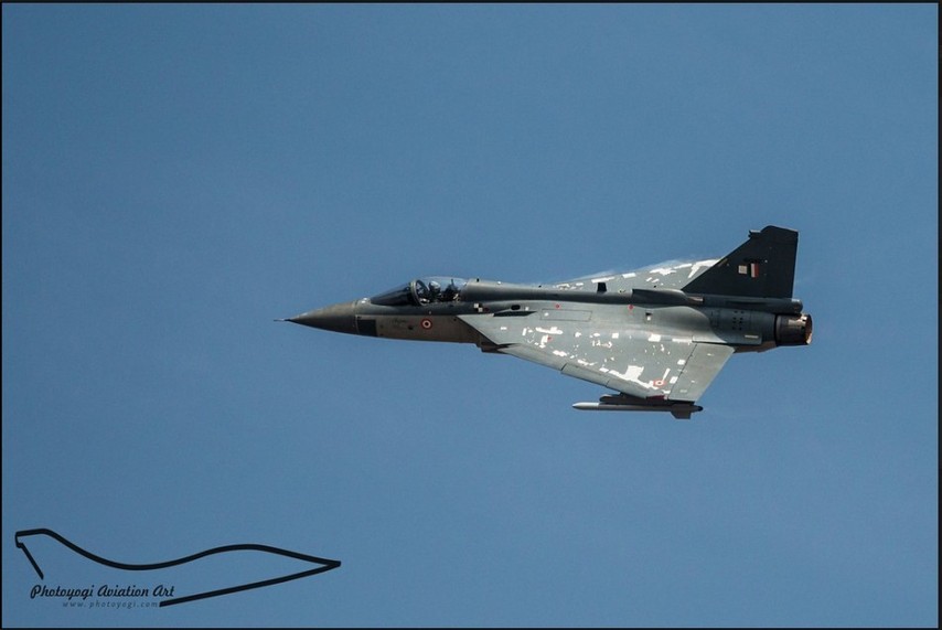 高清：印度國產(chǎn)LCA輕型戰(zhàn)機賣力表演展示機動性能