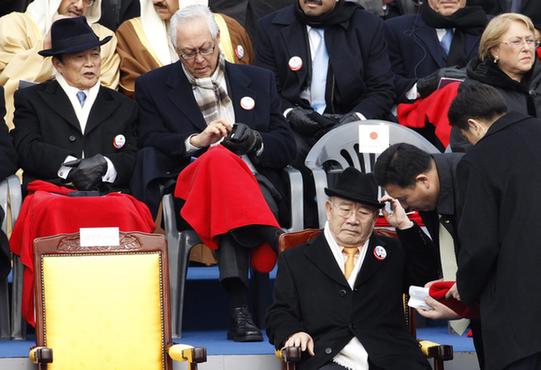 麻生太郎風衣禮帽裝出席樸槿惠就職禮 被調(diào)侃像黑幫