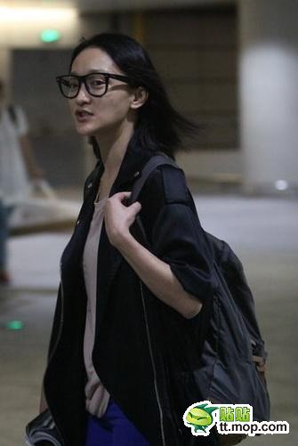 瞿穎現(xiàn)身機(jī)場無星味 女星機(jī)場真容照大PK