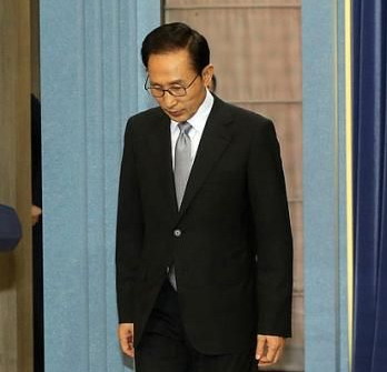 卸任僅9天 李明博因私宅案和非法監察被起訴