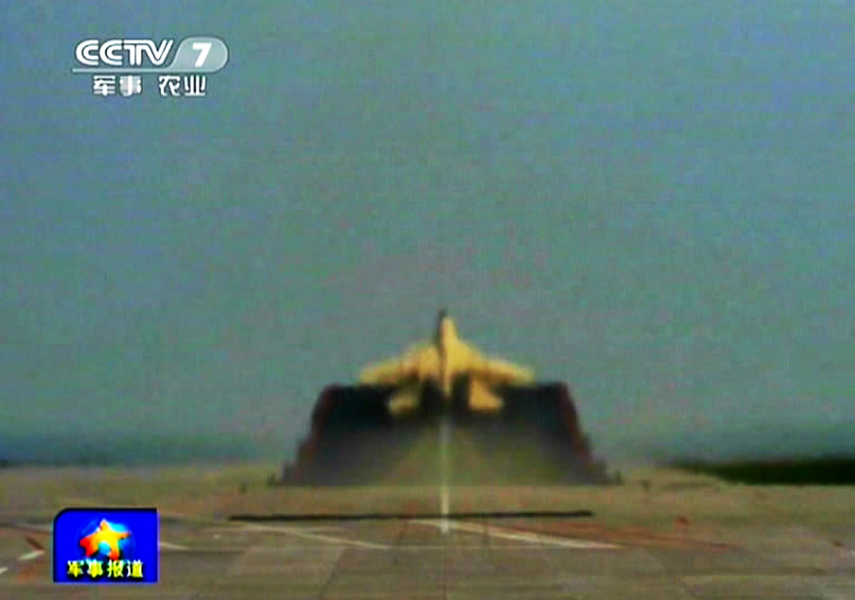 央視揭秘我艦載機(jī)訓(xùn)練基地 飛行員自拍曝光