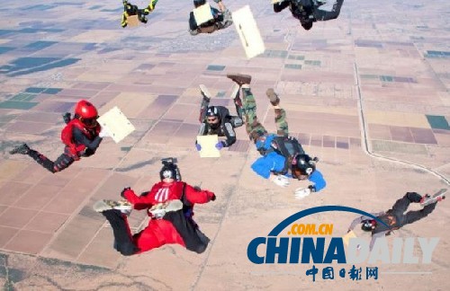 美國(guó)海軍跳傘教練高空擊碎12塊木板破紀(jì)錄