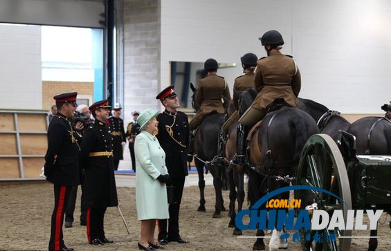 英女王慰問(wèn)倫敦遭襲士兵所在軍營(yíng) 檢閱皇家炮兵部隊(duì)