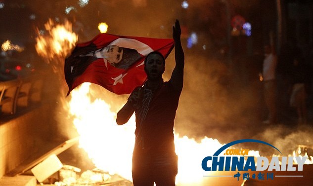 土耳其示威繼續(xù)上演 總理指責(zé)反對黨“煽動抗議”