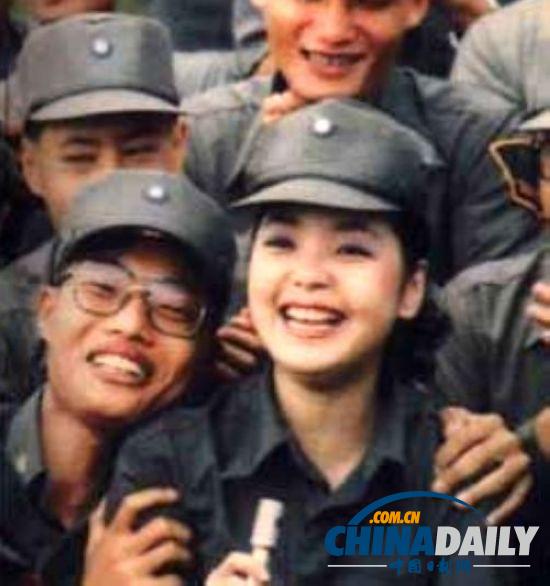 組圖：鄧麗君勞軍罕見照 獻吻阿兵哥